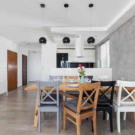 Avia Apartment Three Bedroom Two Balcony Ac & Parking By Noclegi Renters Cracóvia Exterior foto