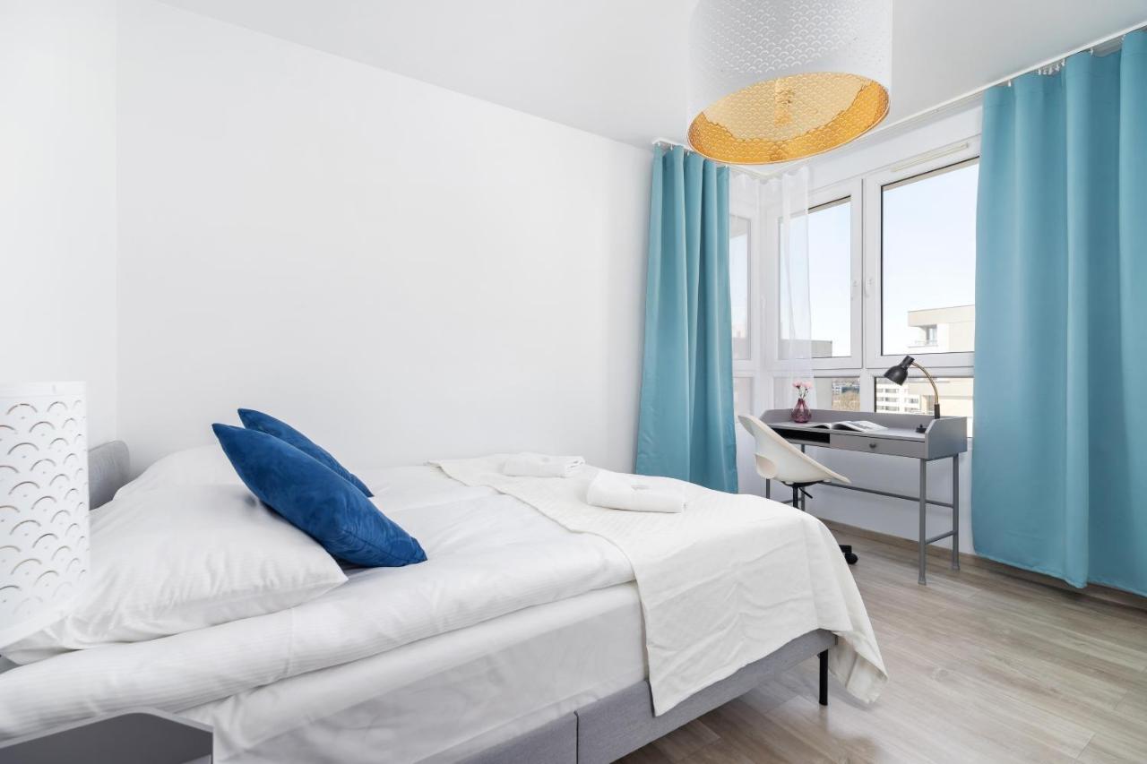 Avia Apartment Three Bedroom Two Balcony Ac & Parking By Noclegi Renters Cracóvia Exterior foto