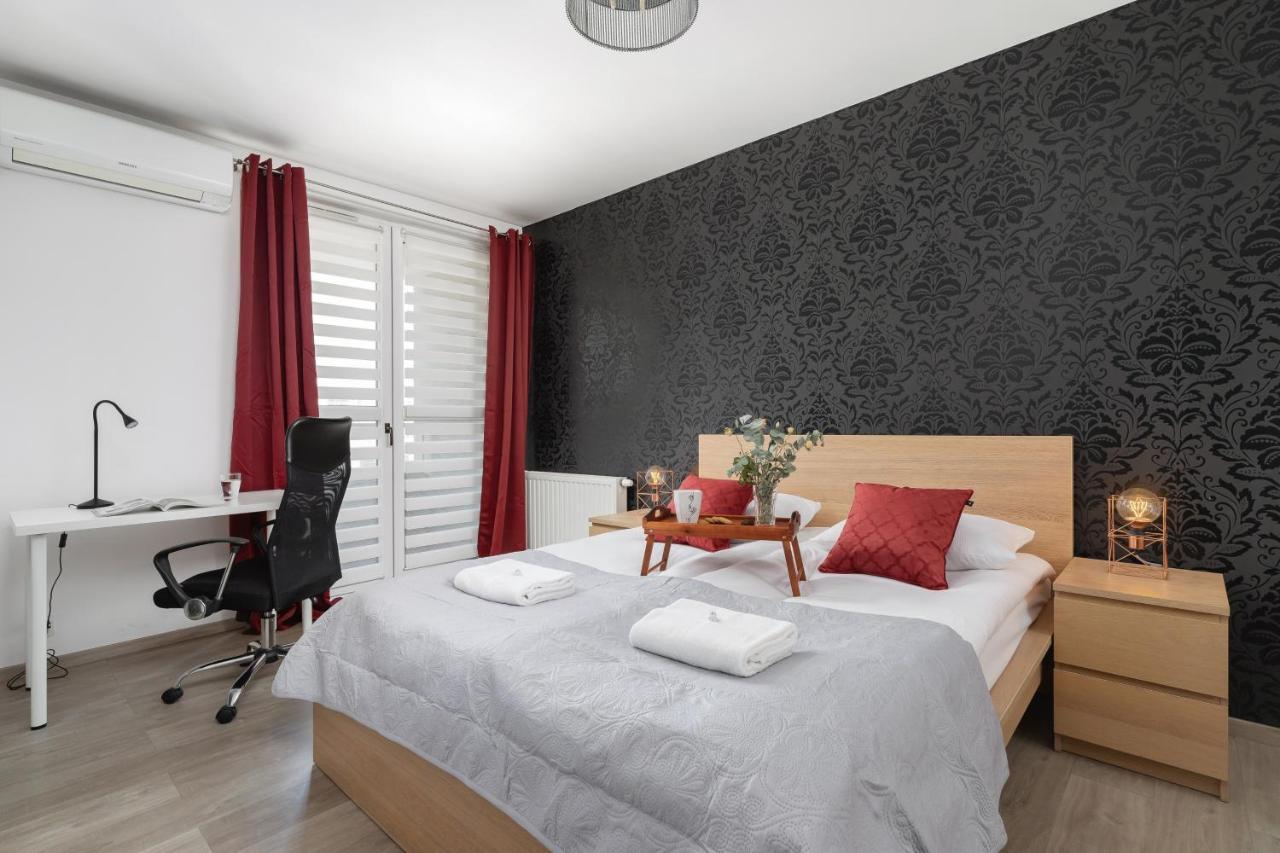 Avia Apartment Three Bedroom Two Balcony Ac & Parking By Noclegi Renters Cracóvia Exterior foto