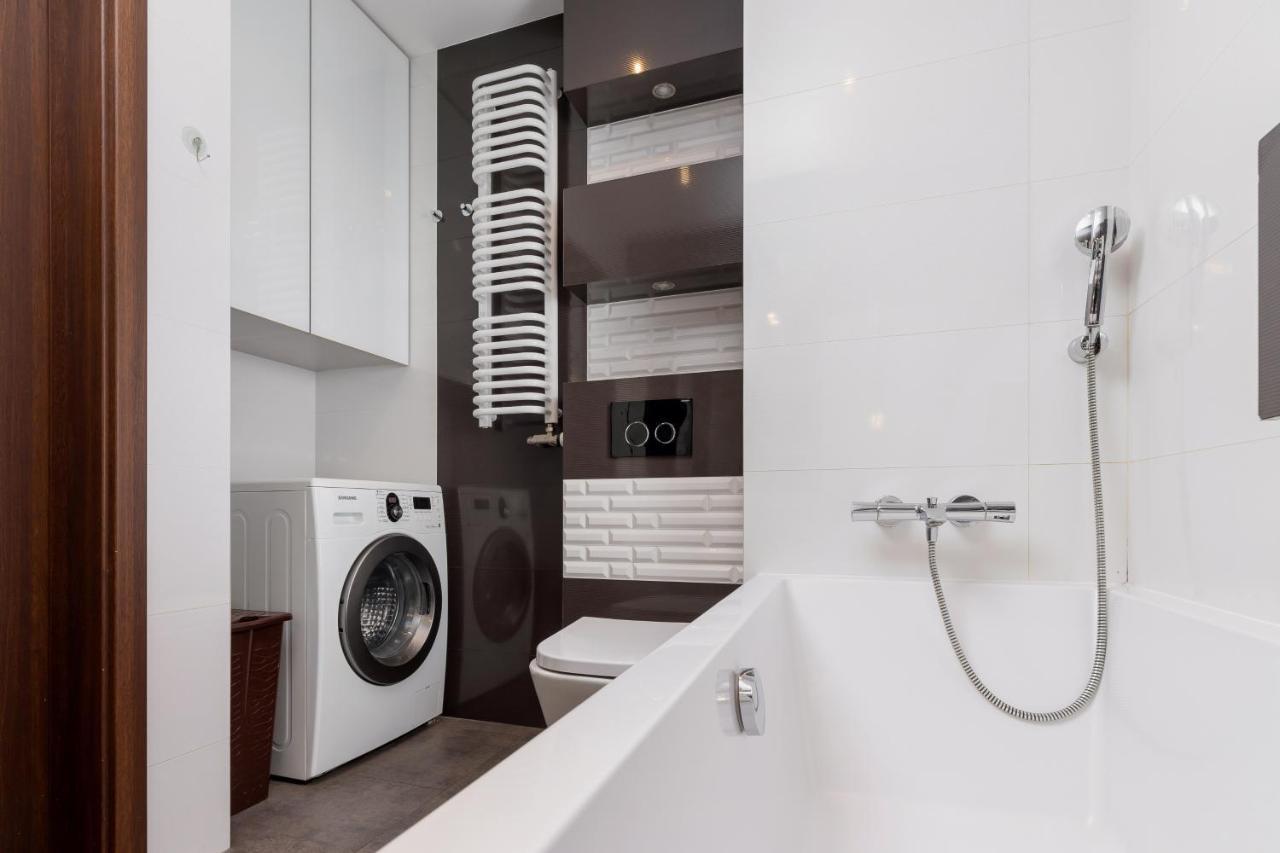 Avia Apartment Three Bedroom Two Balcony Ac & Parking By Noclegi Renters Cracóvia Exterior foto