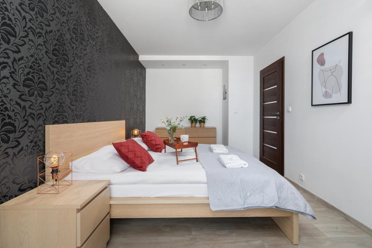 Avia Apartment Three Bedroom Two Balcony Ac & Parking By Noclegi Renters Cracóvia Exterior foto